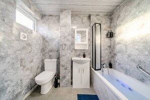 Hair dryer, towels - Modern apartment in quiet area close to city centre (Greater Manchester)