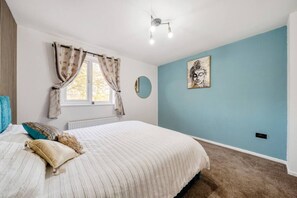 Desk, iron/ironing board, WiFi, bed sheets - Modern apartment in quiet area close to city centre (Greater Manchester)