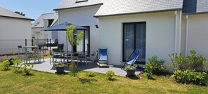 Outdoor dining - “L'Escale Bleue” - on the Rhuys Peninsula, close to unspoiled nature (Le Tour-du-Parc)