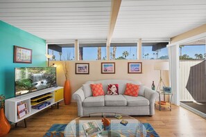 TV - Whimsical 2nd floor unit at famous Ocotillo Lodge (Palm Springs)