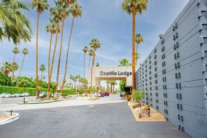 Property grounds - Whimsical 2nd floor unit at famous Ocotillo Lodge (Palm Springs)