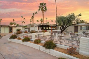 Outdoor dining - Whimsical 2nd floor unit at famous Ocotillo Lodge (Palm Springs)