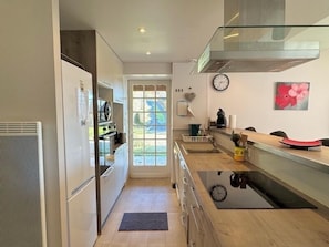 Kylskåp, mikrovågsugn, ugn och spishäll