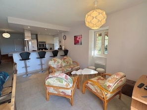 Smart-tv, dvd-spelare och en stereo