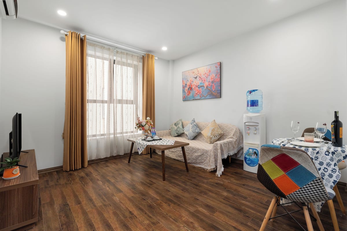 Superior-Apartment | Wohnbereich | 35-Zoll-LCD-Fernseher mit Kabelempfang