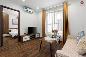 Desk, laptop workspace, free WiFi, bed sheets - Nagomi Residence (Hanoi)
