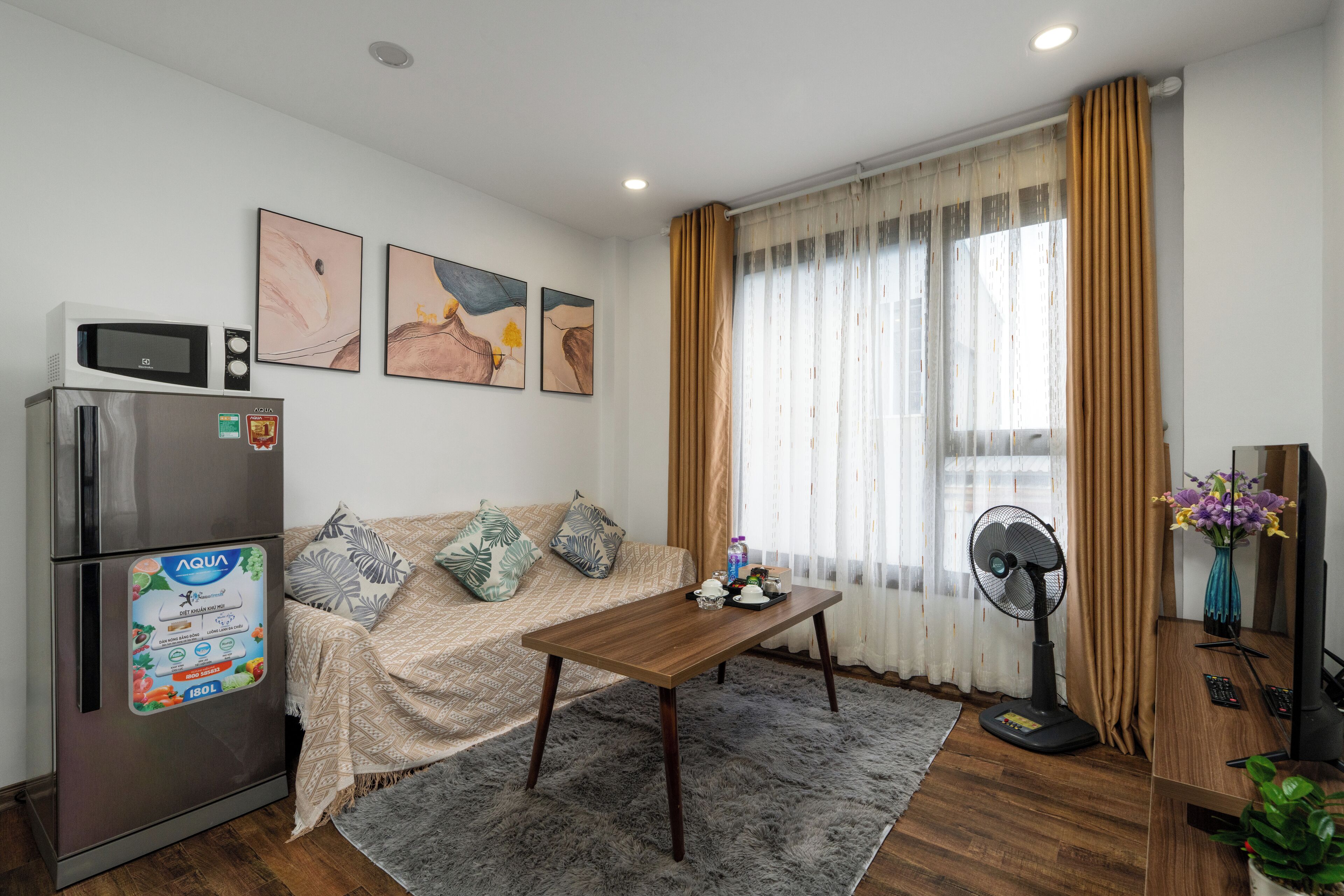 Standardzimmer | Wohnbereich | 35-Zoll-LCD-Fernseher mit Kabelempfang