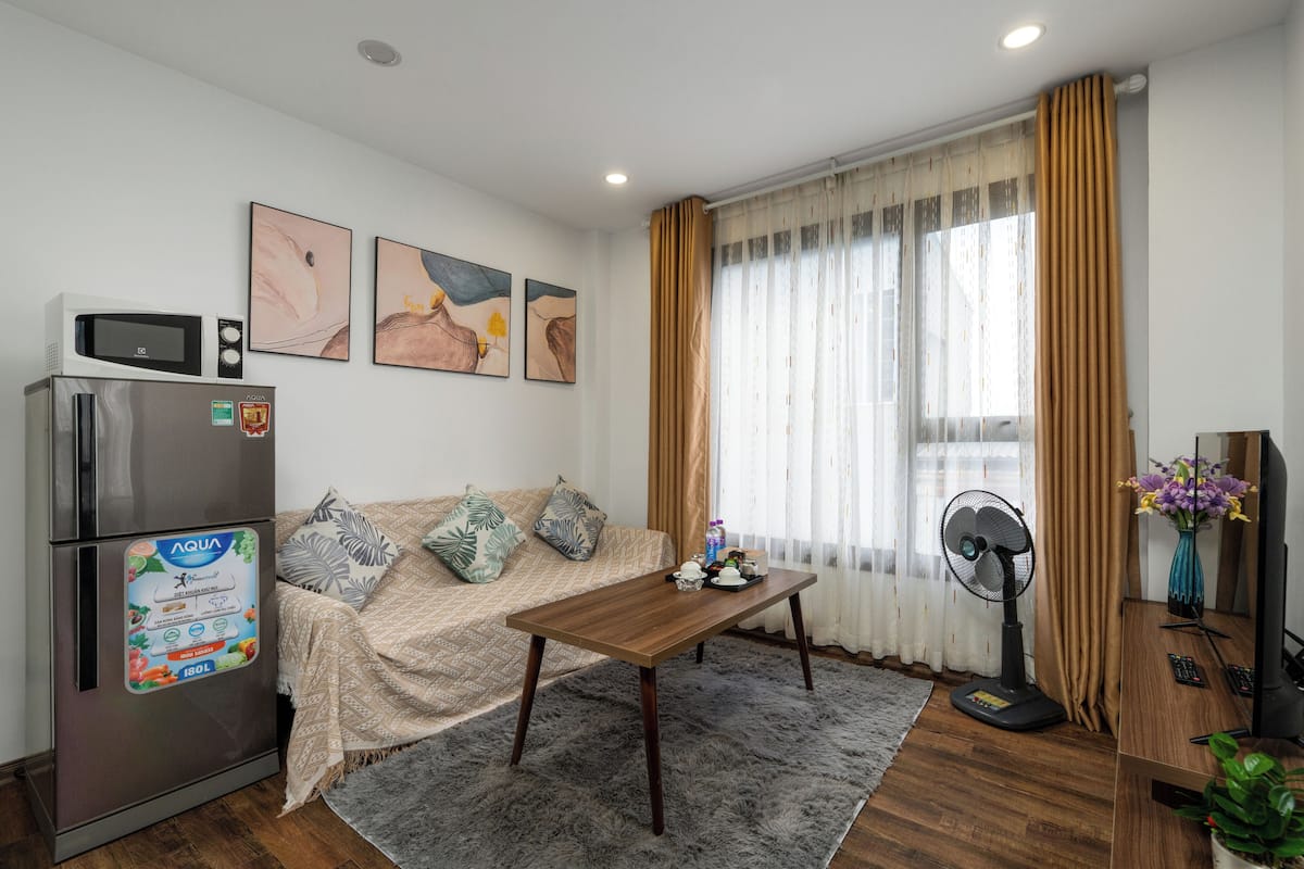 Standardzimmer | Wohnbereich | 35-Zoll-LCD-Fernseher mit Kabelempfang