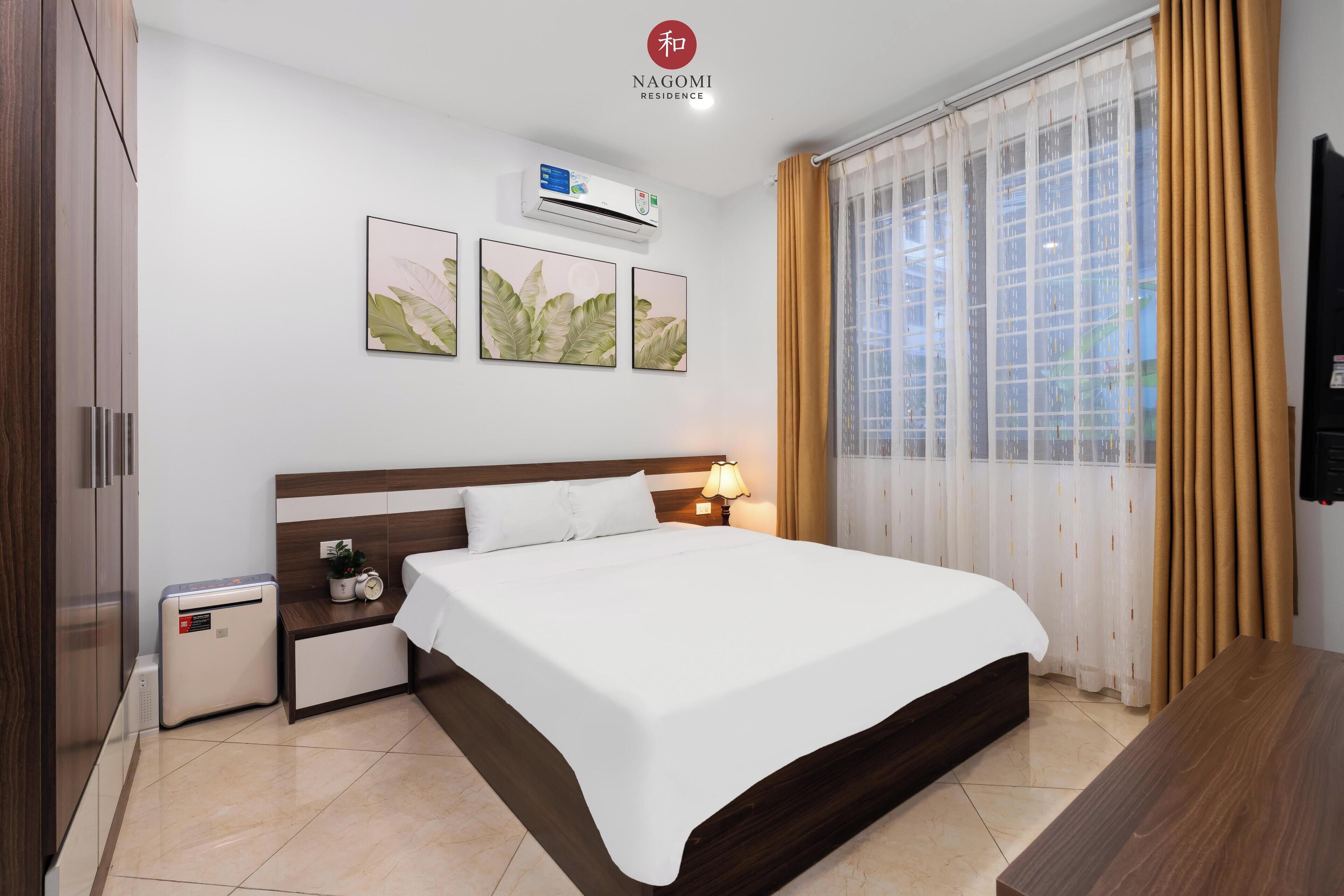 Desk, laptop workspace, free WiFi, bed sheets