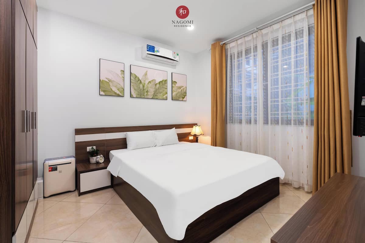 Desk, laptop workspace, free WiFi, bed sheets