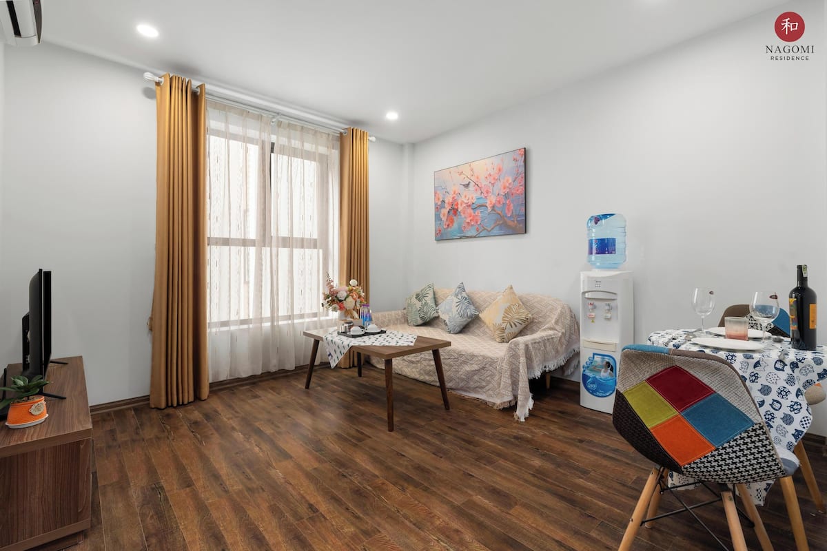 Desk, laptop workspace, free WiFi, bed sheets