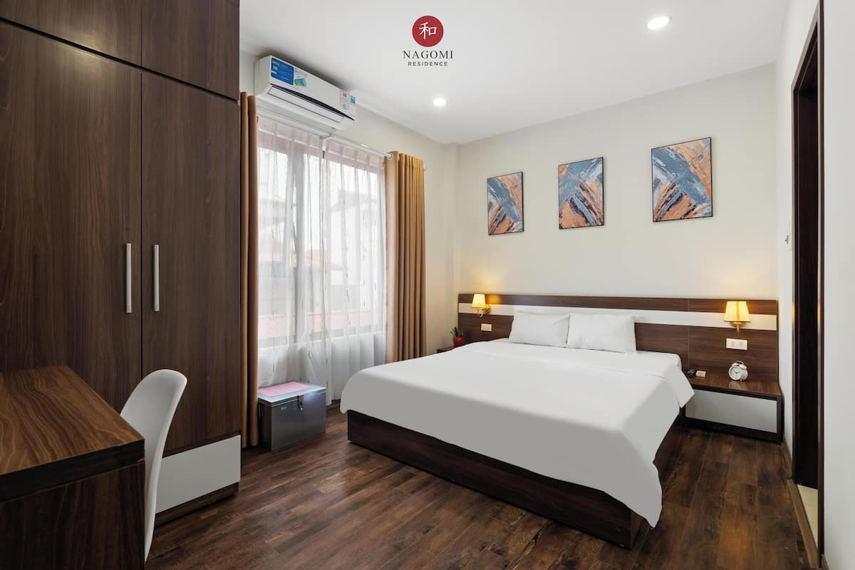 Desk, laptop workspace, free WiFi, bed sheets