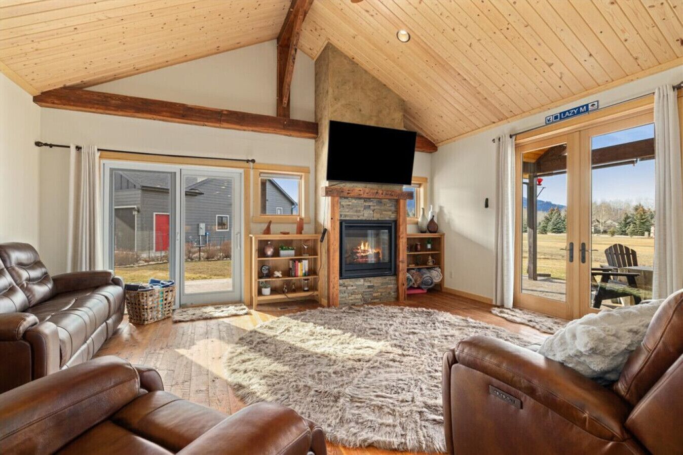 Televisie en een open haard