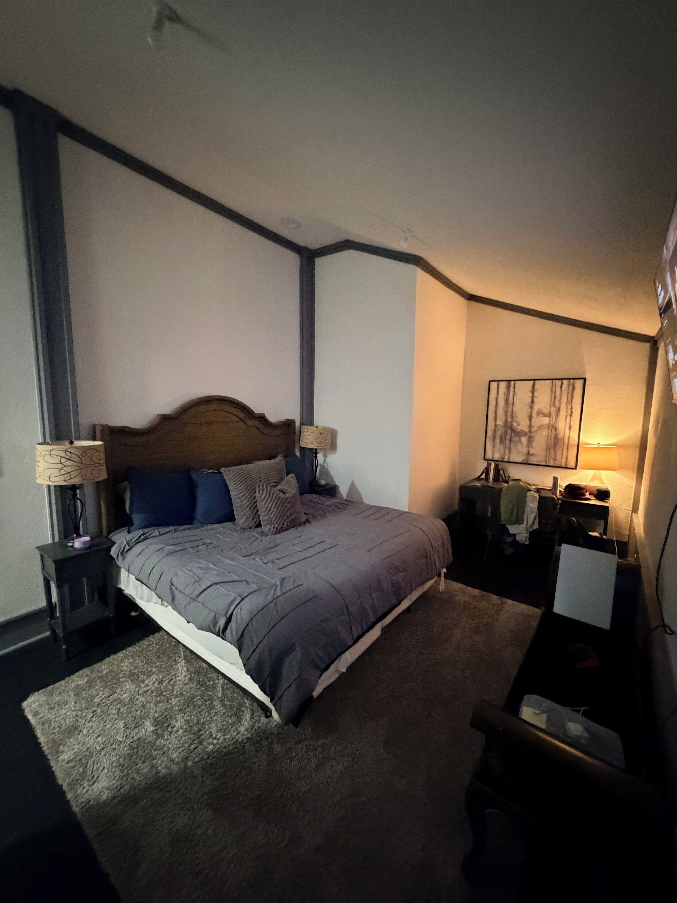 Een strijkplank/strijkijzer, wifi, beddengoed