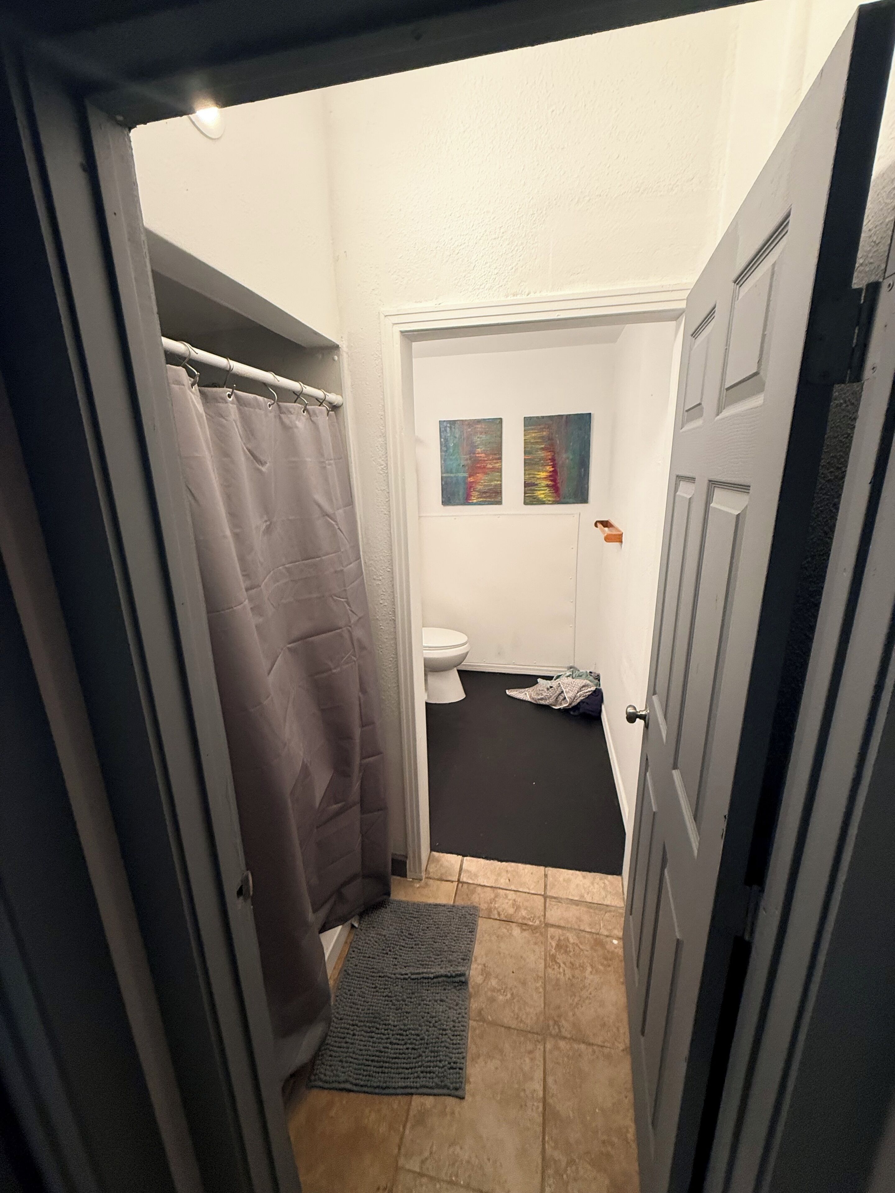 Een haardroger, handdoeken, zeep, toiletpapier