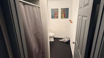 Een haardroger, handdoeken, zeep, toiletpapier