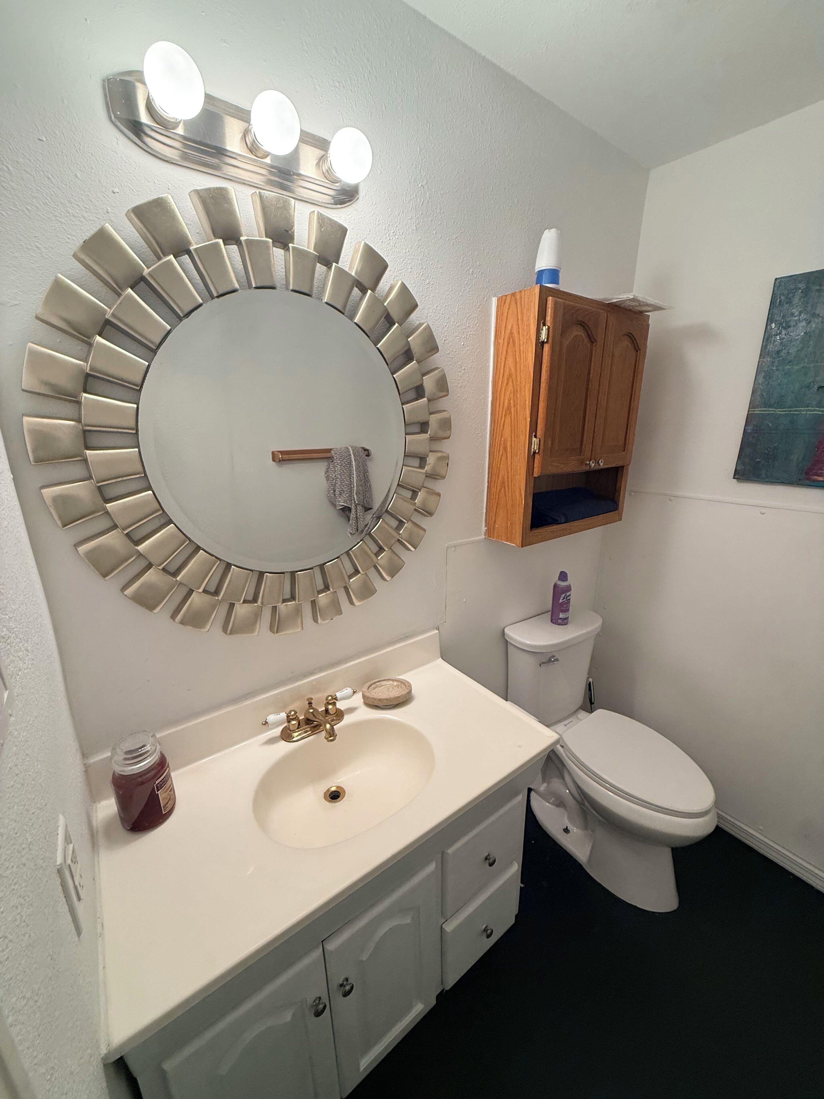 Secadora de cabello, toallas, jabón, papel de baño 