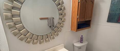 Secadora de cabello, toallas, jabón, papel de baño