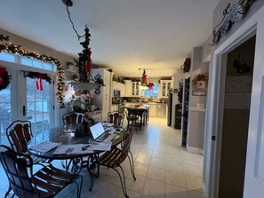 Dining - SaratogLake,firepit,3 BRMalta-Global Foun-7 min Downtwn Sarat,Icefish,snowmobile (Malta)