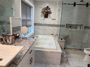 Shower, hair dryer, towels, soap - SaratogLake,firepit,3 BRMalta-Global Foun-7 min Downtwn Sarat,Icefish,snowmobile (Malta)