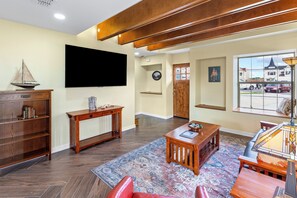 Living area - Cozy 2-bedroom apartment in beautiful Alton (Alton)