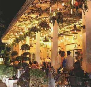 Outdoor dining - Exclusive 3 Suite Luxury Panoramic_Pool_Cinema_Gym (Santo Domingo)