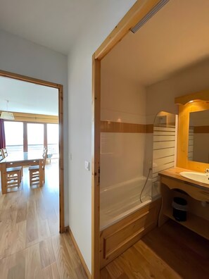 Douche, sèche-cheveux