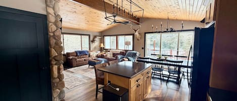 Televisión, chimenea, reproductor de DVD y monitor de computadora