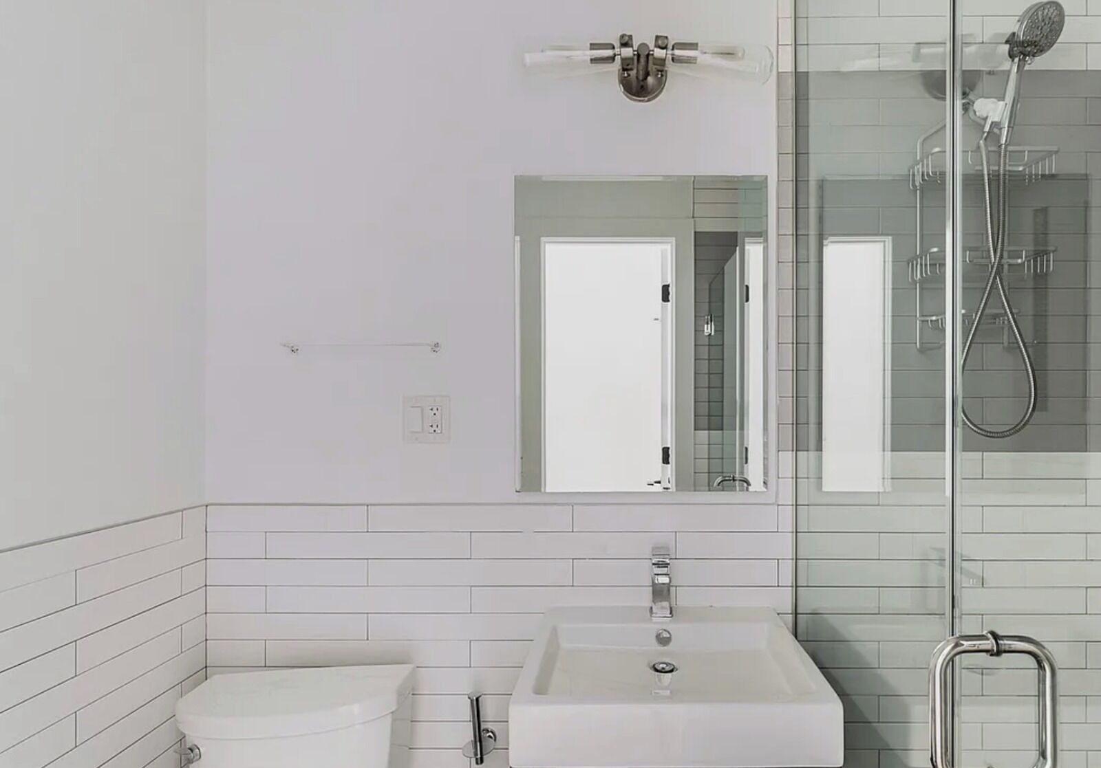 Douche, sèche-cheveux, serviettes fournies