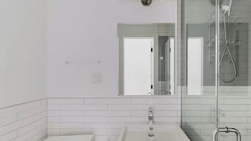 Douche, sèche-cheveux, serviettes fournies