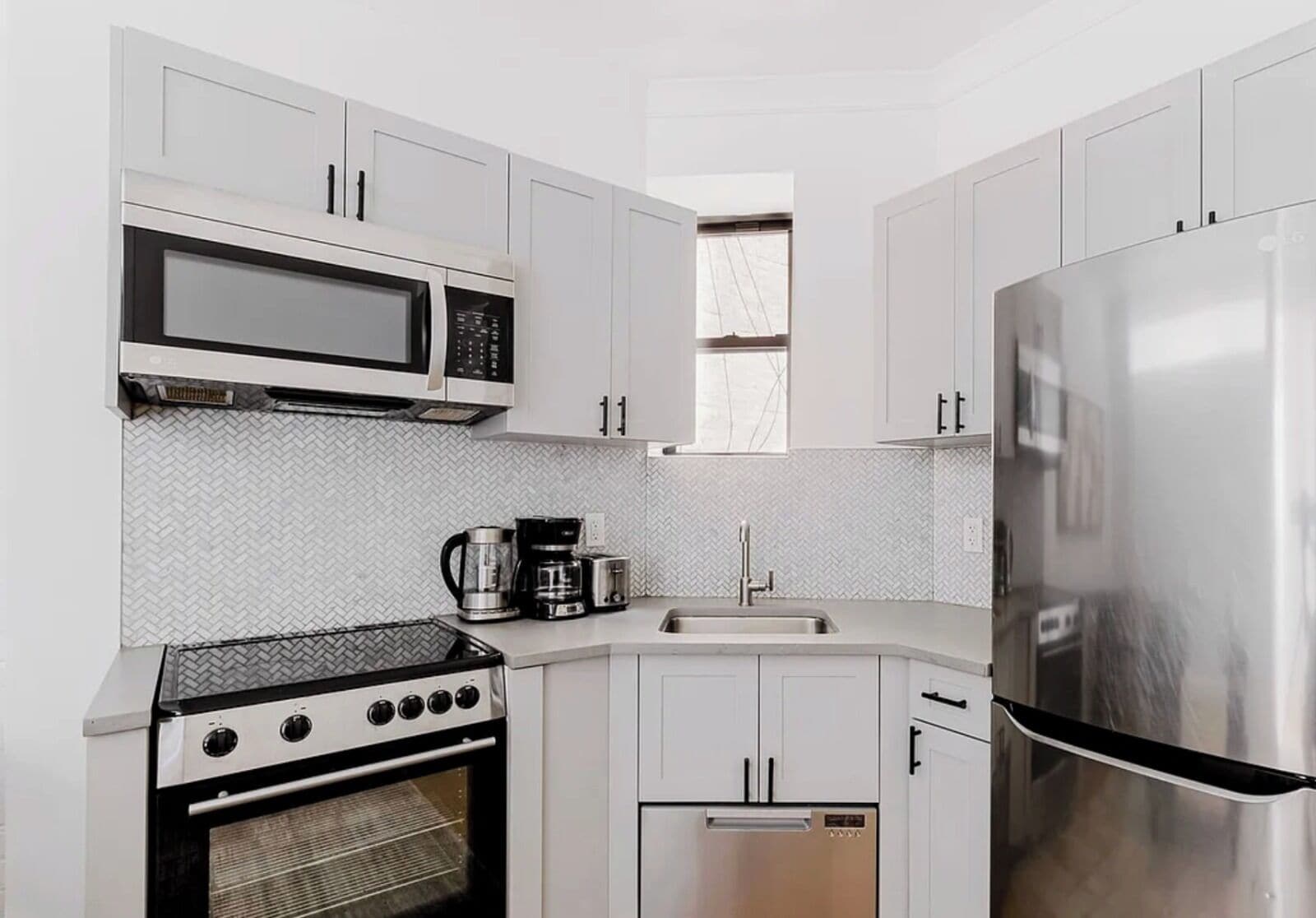 Geladeira, micro-ondas, fogão, cooktop