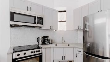 Geladeira, micro-ondas, fogão, cooktop