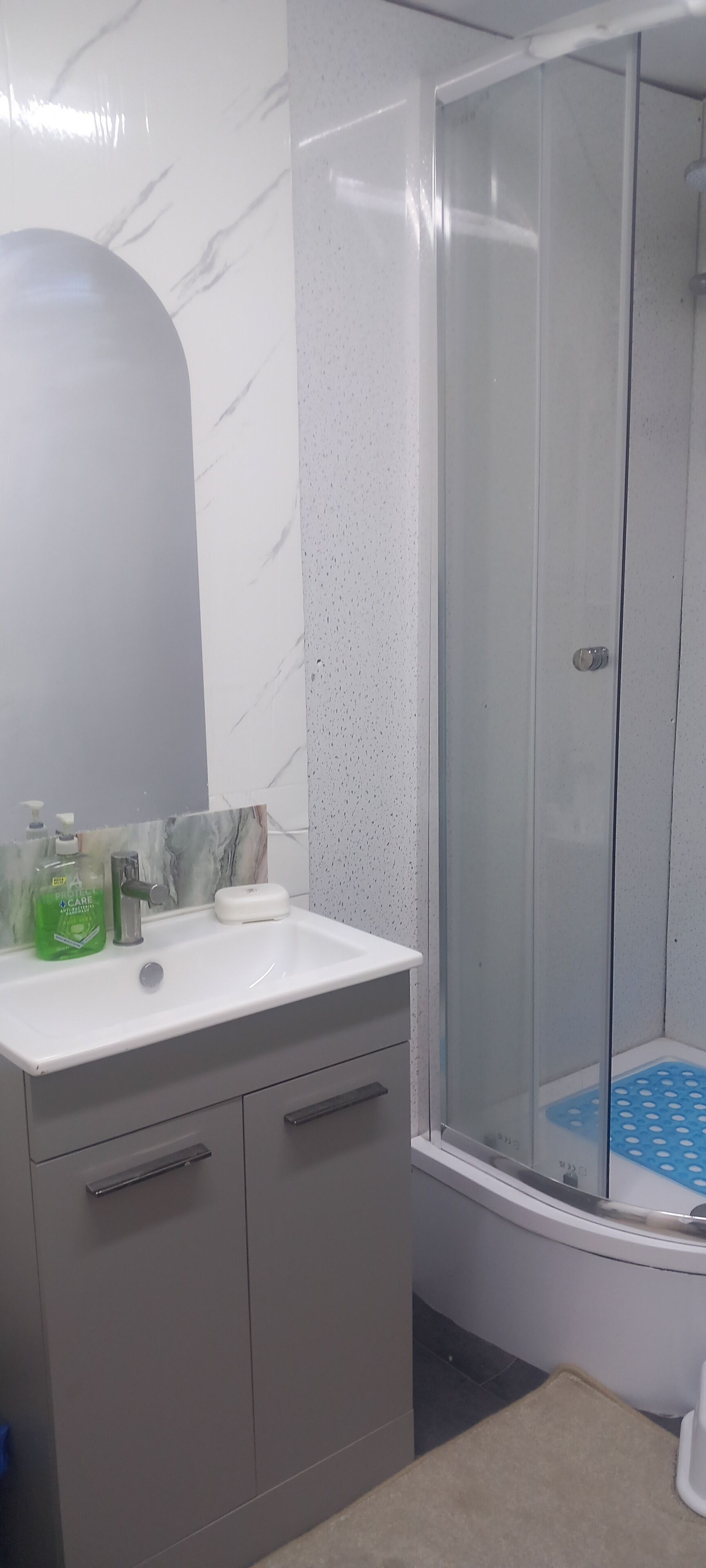 Ducha, secador de pelo, toallas y jabón