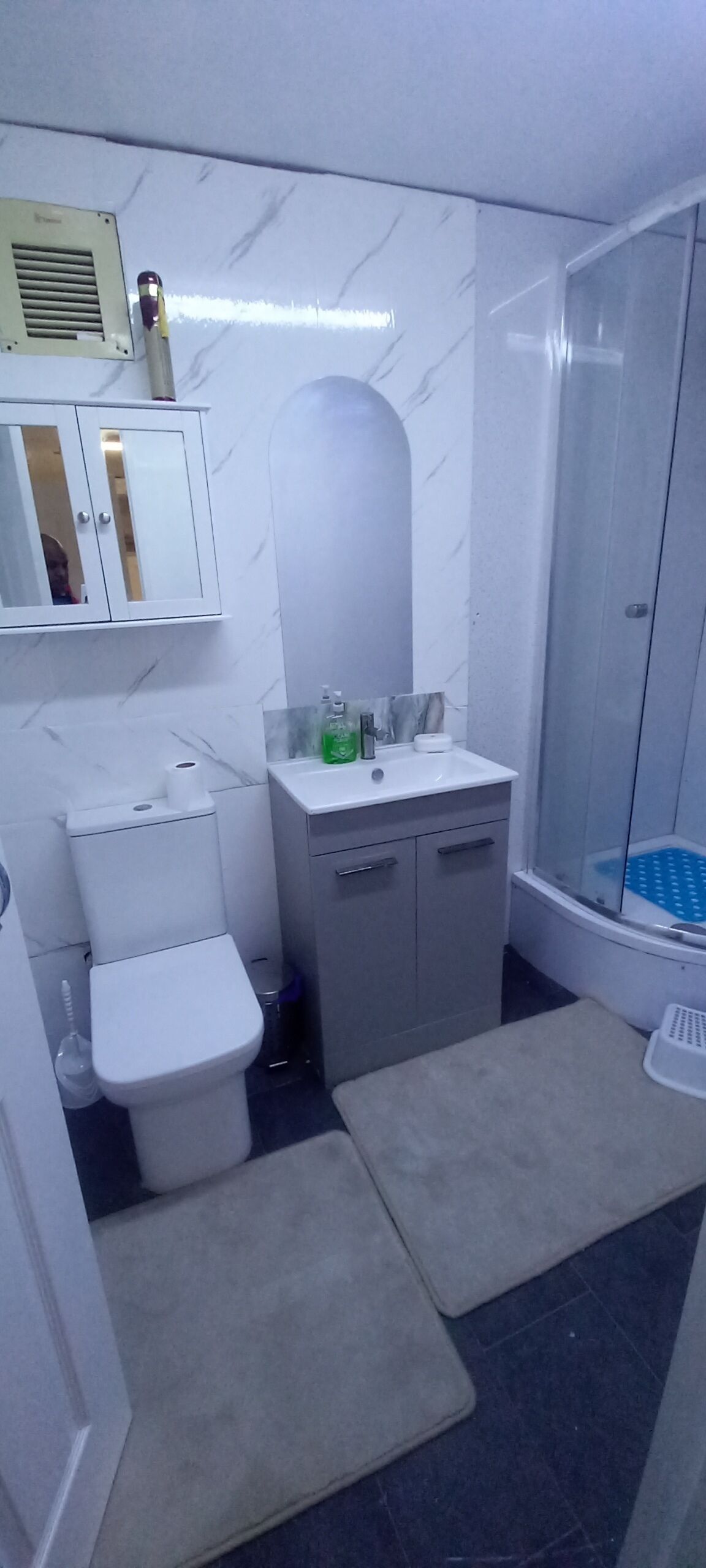 Douche, sèche-cheveux, serviettes fournies, savon