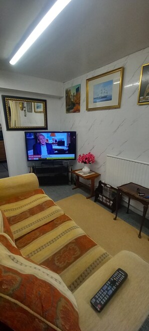 Living area - Two bedroom apartment with all facilities. 8 min walk to the beach (Skegness)