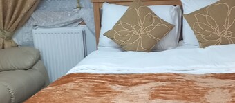 Two bedroom apartment with all facilities. 6 min walk to the beach