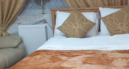 Two bedroom apartment with all facilities. 6 min walk to the beach