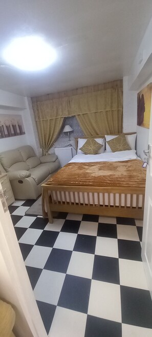2 slaapkamers, een strijkplank/strijkijzer, wifi, beddengoed