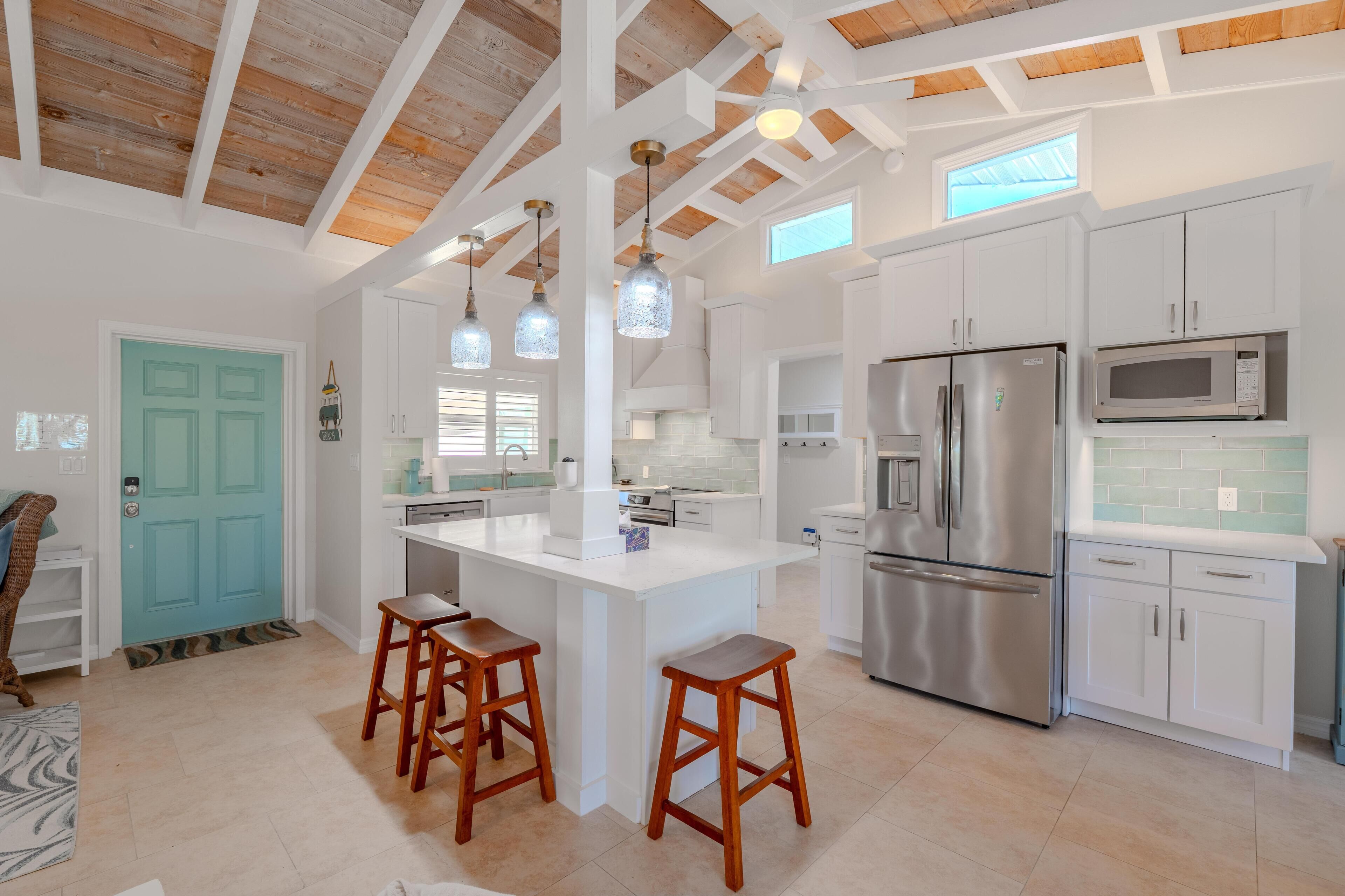 Talo, useita sänkyjä (Beautiful Life on Madison) | Yksityinen keittiö | Uuni, leivänpaahdin