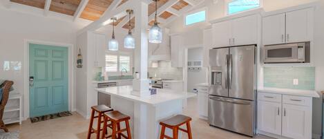 Talo, useita sänkyjä (Beautiful Life on Madison) | Yksityinen keittiö | Uuni, leivänpaahdin