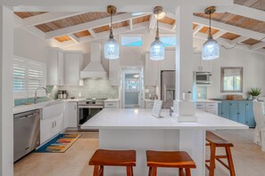 Casa, várias camas (Beautiful Life on Madison) | Cozinha privada | Fogão, torradeira