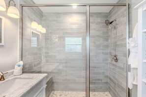 Casa, várias camas (Beautiful Life on Madison) | Banheiro