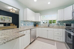Private kitchen - Family-Friendly WPB Retreat w/ Yard & Fire Pit (West Palm Beach)