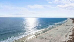 Een strand met een heldere lucht en rustige zee.