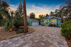 Exterior - Amazing Heated & Screen Pool w/ Stunning Design! (Crystal Beach)