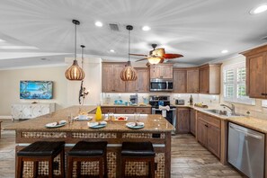 Coffee/tea maker, fridge, microwave, oven - Amazing Heated & Screen Pool w/ Stunning Design! (Crystal Beach)