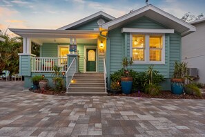 Exterior - Amazing Heated & Screen Pool w/ Stunning Design! (Crystal Beach)