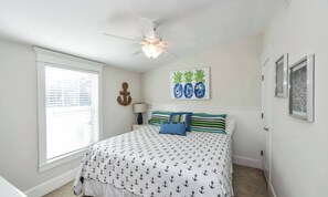 3 bedrooms, iron/ironing board, WiFi, bed sheets - Amazing Ground Level Beach House w/ Heated Pool (Holmes Beach)