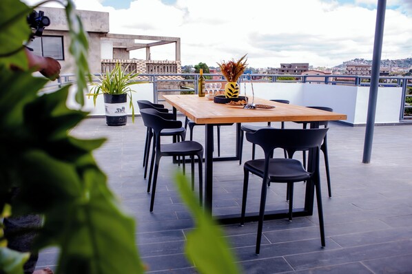 Outdoor dining - House complete with kitchen, rooftop, billiard table, bath & jacuzzi (Tananarive)