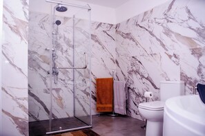 Shower, jetted bath, hair dryer, towels - House complete with kitchen, rooftop, billiard table, bath & jacuzzi (Tananarive)